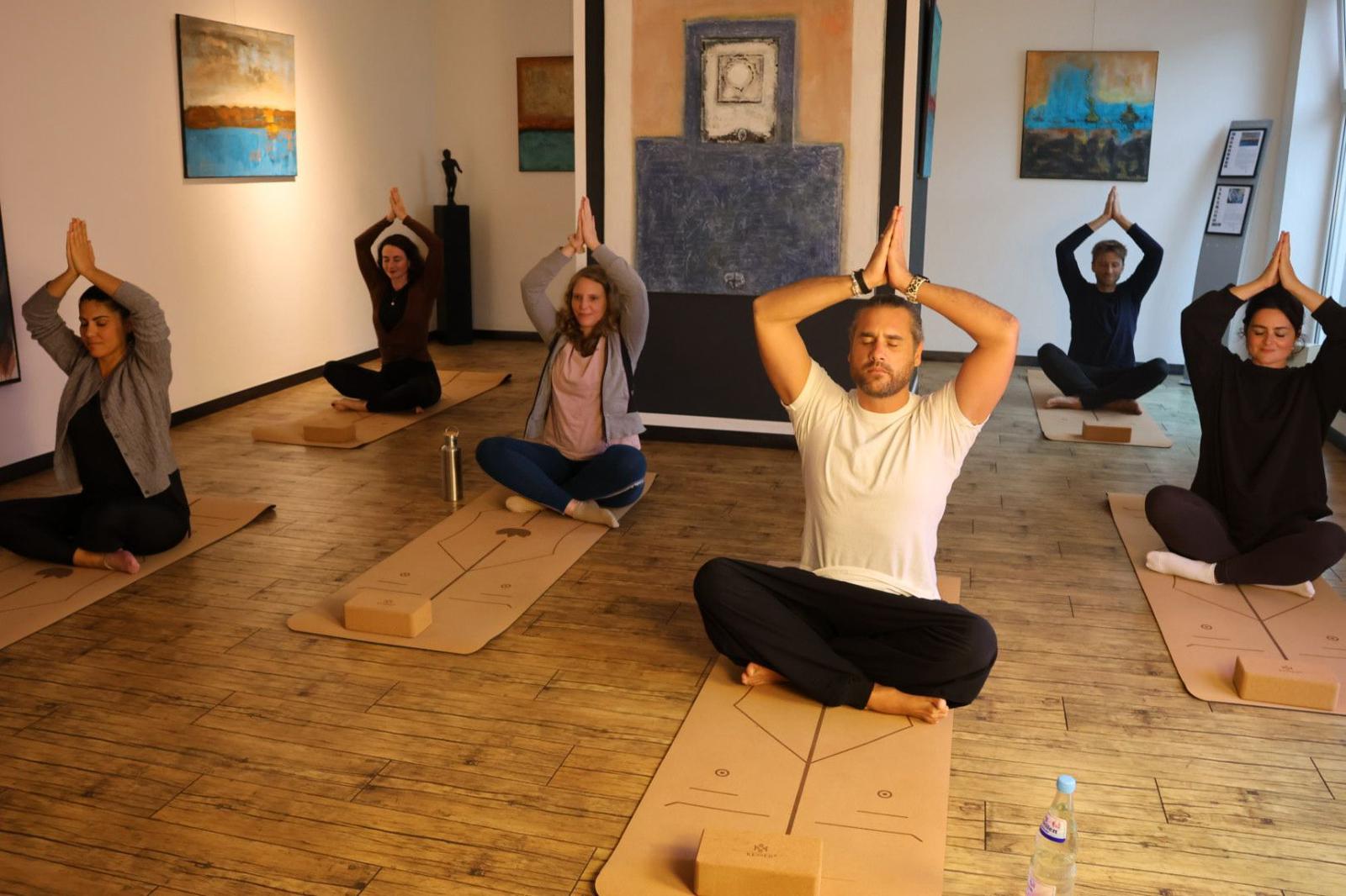 Yoga im Atelier Gruppe